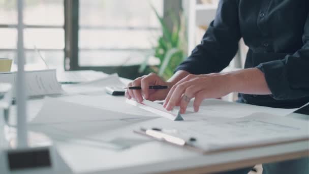 Vídeo Close Mãos Arquiteto Inteligente Trabalhando Desenho Com Caneta Sobre — Vídeo de Stock