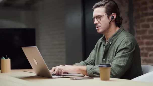 Video Von Selbstbewussten Kreativen Geschäftsleuten Die Mit Laptop Arbeiten Während — Stockvideo