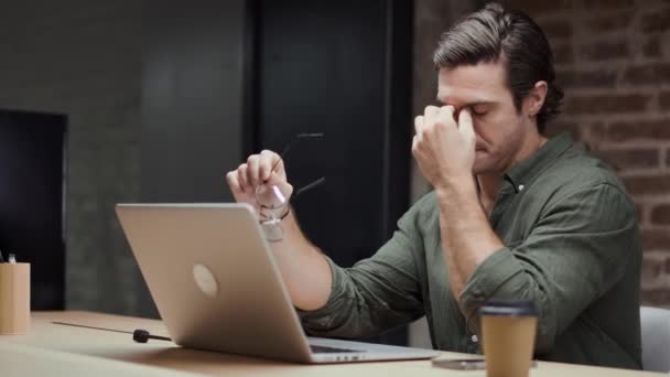 Baş Ağrısı Olan Yorgun Adamının Yerinde Bilgisayarla Çalışırken Rahatsız Göründüğü — Stok video