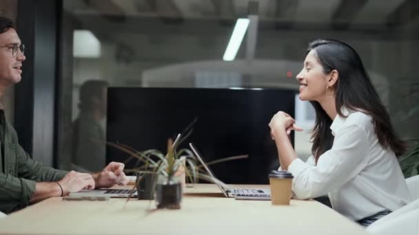 Vídeo Equipe Negócios Trabalhando Com Laptops Enquanto Fala Espaço Coworking — Vídeo de Stock