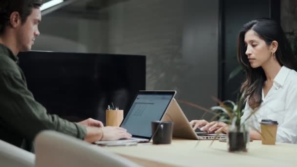 Video Van Business Team Werken Met Laptops Een Coworking Ruimte — Stockvideo