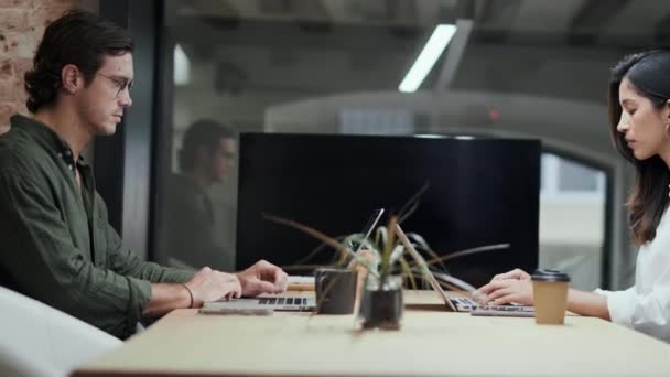 Vídeo Equipe Negócios Trabalhando Com Laptops Espaço Coworking — Vídeo de Stock