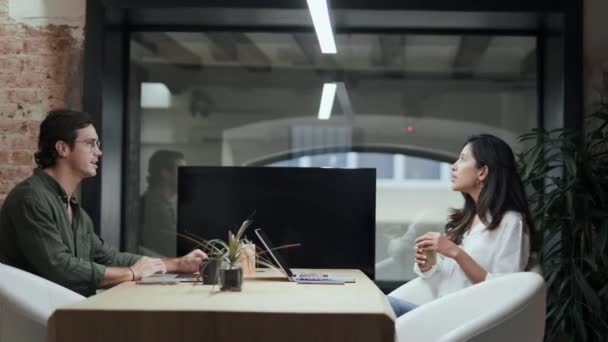 Vídeo Equipe Negócios Trabalhando Com Laptops Enquanto Conversa Bebe Uma — Vídeo de Stock