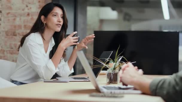 Видео Бизнес Команда Работает Ноутбуками Разговаривая Выпивая Чашку Кофе Коворкинге — стоковое видео