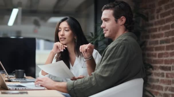 Vídeo Pessoas Negócios Inteligentes Trabalhando Conjunto Com Laptop Enquanto Conversam — Vídeo de Stock