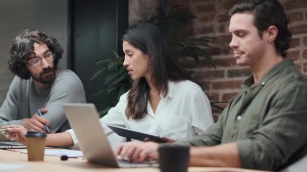 Video Příležitostných Multietnických Podnikatelů Pracujících Notebooky Digitálními Tabletami Když Spolu — Stock video