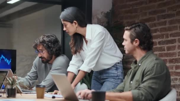 Vídeo Pessoas Negócios Multiétnicos Casuais Que Trabalham Com Laptops Enquanto — Vídeo de Stock