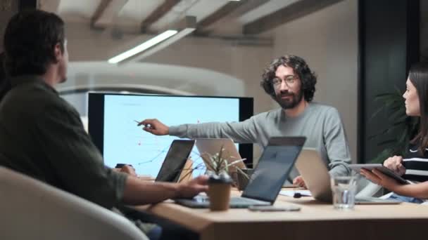 Video Smart Affärsman Förklara Ett Projekt För Sina Kollegor Med — Stockvideo