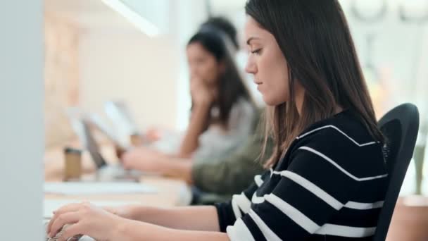 Vídeo Equipe Multiage Bem Sucedida Negócio Que Está Torno Computador — Vídeo de Stock