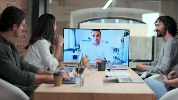 Video Jóvenes Empresarios Inteligentes Trabajando Hablando Nuevo Proyecto Mientras Hacen — Vídeos de Stock