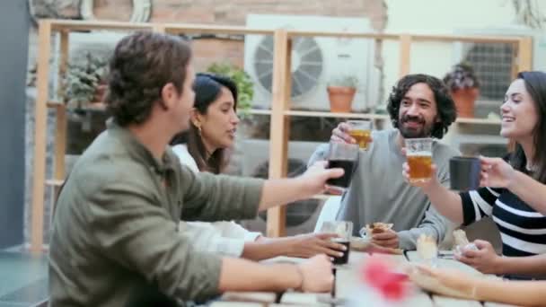 Video Del Feliz Equipo Multiétnico Negocios Brindando Bebidas Cafetería Pausa — Vídeo de stock