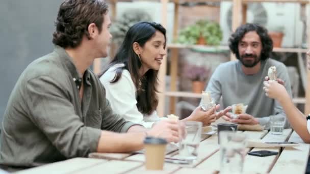 Video Del Feliz Equipo Negocios Multiétnicos Comiendo Mientras Divierten Cafetería — Vídeos de Stock