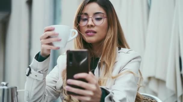 Video Elegant Woman Holding Coffee Cup Using Smart Phone Sidewalk — Stock Video