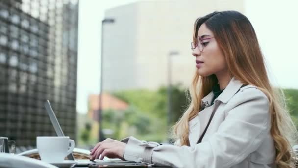 Video Elegant Woman Working Laptop While Having Breakfast Sidewalk Cafe — Stock Video