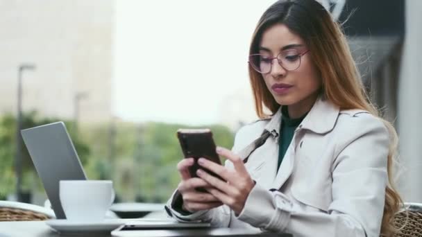 Video Donna Elegante Possesso Tazza Caffè Utilizzando Smartphone Mentre Lavora — Video Stock