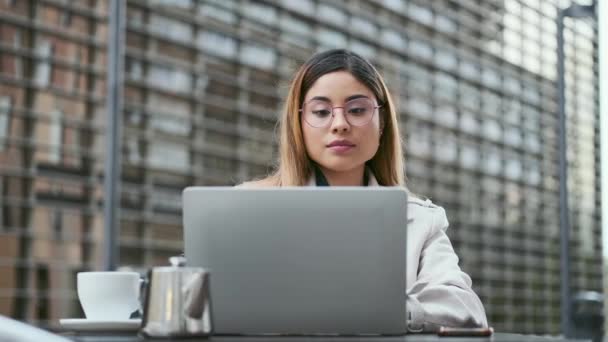 Vídeo Mulher Elegante Trabalhando Com Laptop Enquanto Toma Café Manhã — Vídeo de Stock