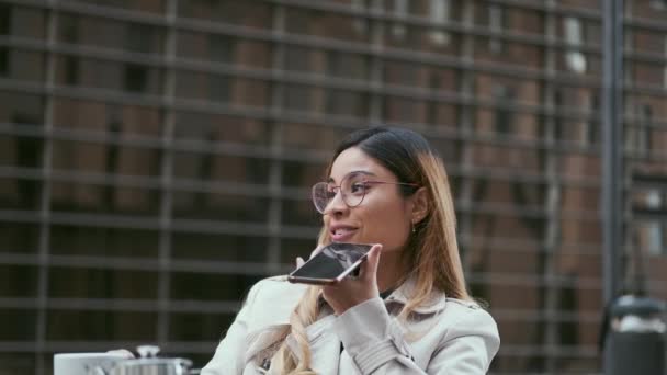 Video Elegante Donna Che Invia Messaggi Vocali Smartphone Mentre Lavora — Video Stock