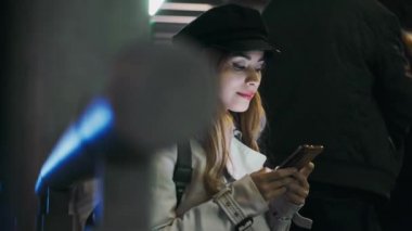 Zarif bir kadının sokakta dikilirken akıllı telefonuyla mesaj gönderdiği bir video..