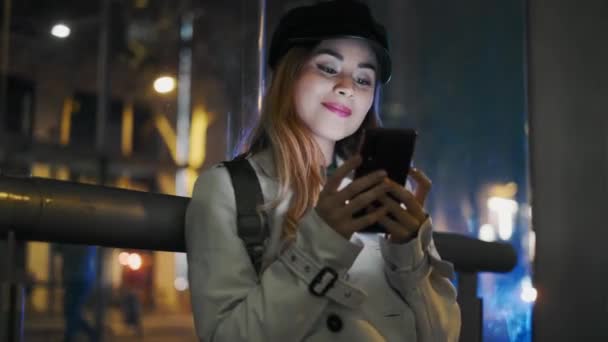 Vídeo Mulher Elegante Enviando Mensagens Com Seu Smartphone Enquanto Está — Vídeo de Stock