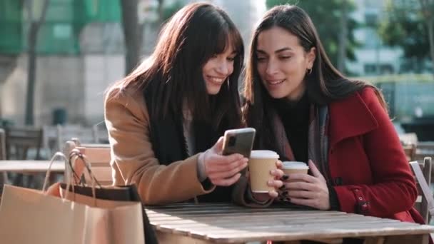 Video Dvou Atraktivních Přátel Těší Kávu Spolu Při Pohledu Smartphone — Stock video