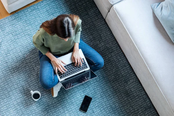 Tiro Mulher Muito Jovem Usando Seu Laptop Enquanto Sentada Chão — Fotografia de Stock