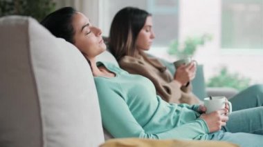 Arkadaşı evdeki oturma odasında uyurken kanepede oturup kahve içen güzel genç kadınların videosu..