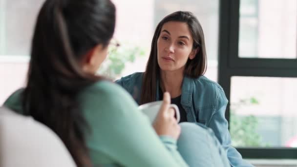 Video Van Twee Lachende Jonge Vrouwen Praten Terwijl Koffie Drinken — Stockvideo