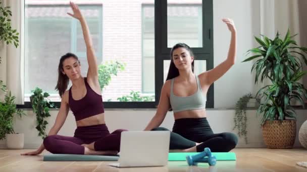 Vidéo Deux Jeunes Femmes Sportives Faisant Des Exercices Suivant Des — Video
