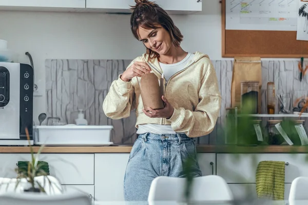 Tiros Mulher Bonita Comendo Macarrão Com Pauzinhos Enquanto Estava Cozinha — Fotografia de Stock