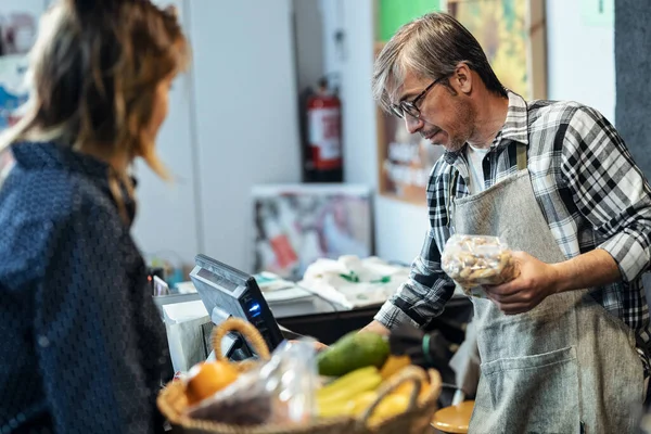 Satıcı Markette Organik Gıda Alışverişi Hakkında Tavsiyede Bulunurken Genç Bir — Stok fotoğraf