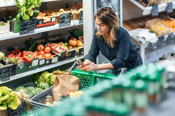 Shot Modern Woman Using Smartphone Trolley Cart While Walking Taking — Stock Photo, Image