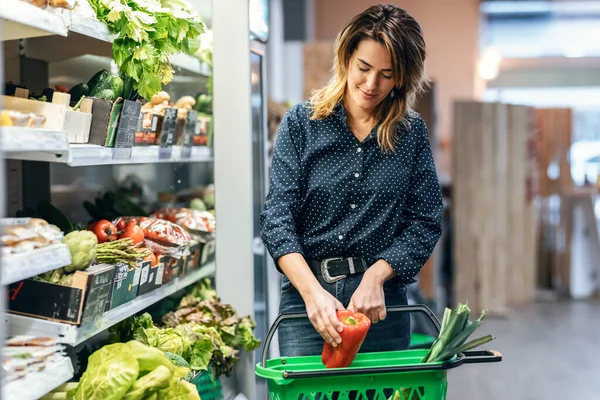 Tiro Mulher Beleza Andando Com Carrinho Compras Enquanto Toma Produtos — Fotografia de Stock