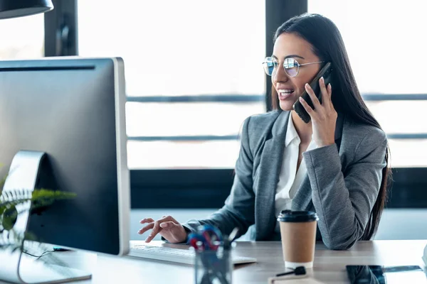 Colpo Bella Donna Affari Che Parla Sul Cellulare Mentre Lavora — Foto Stock