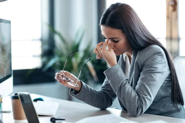 Tiro Mulher Negócios Cansado Com Dor Cabeça Parecendo Desconfortável Enquanto — Fotografia de Stock