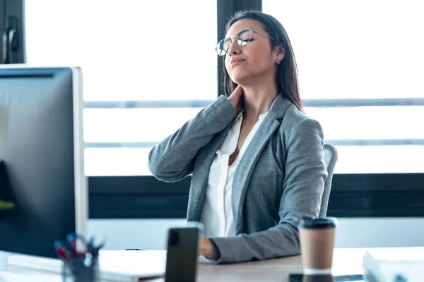 Tiro Mujer Negocios Cansado Con Dolor Cuello Buscando Incómodo Mientras —  Fotos de Stock