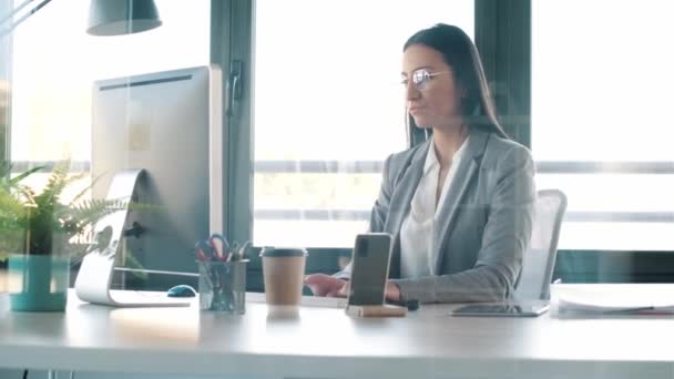 Video Una Giovane Donna Concentrata Che Lavora Con Computer Ufficio — Video Stock