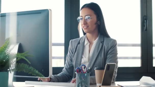 Video Wanita Bisnis Yang Cantik Membuat Panggilan Video Dengan Komputer — Stok Video