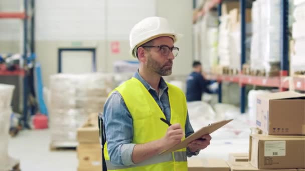 Video Mature Worker Passing List Material Has Arrived Store Warehouse — Stock Video