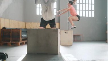 Formda spor salonunda spor yapan kadın ve erkeğin videosu.