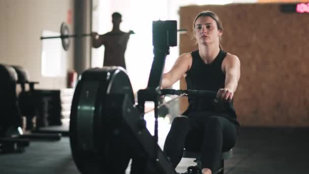 Video Una Mujer Atlética Que Trabaja Con Una Máquina Remo — Vídeos de Stock