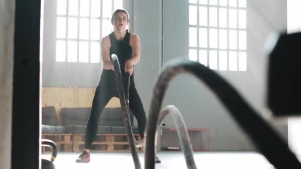 Video Kraftfull Fitness Kvinna Träning Med Svarta Stridsrep Crossfit Gym — Stockvideo