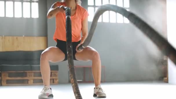 Видео Тренировки Сильной Фитнесс Женщины Черными Боевыми Веревками Тренажерном Зале — стоковое видео