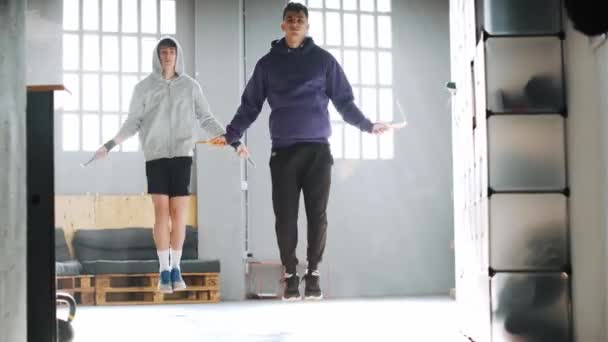 체육관에서 운동을 크로스 체육관에서 점프를 모습이 비디오 — 비디오