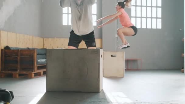 Wideo Fitness Kobieta Mężczyzna Robi Box Jump Trening Crossfit Siłowni — Wideo stockowe