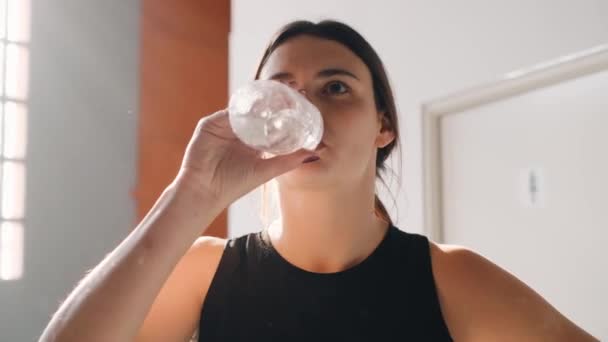 Video Atleta Mujer Celebrar Botella Beber Agua Mineral Fresca Después — Vídeos de Stock