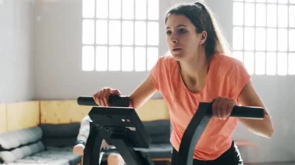 Wideo Fitness Kobiety Korzystającej Roweru Treningowego Treningu Wytrzymałościowego Crossfit Siłowni — Wideo stockowe