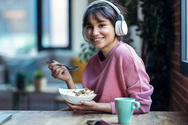 Colpo Bella Giovane Donna Che Ascolta Musica Con Cuffie Mentre — Foto Stock