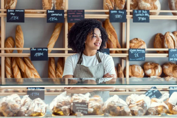 Portrait Beautiful Afro Younger Owner Woman Selling Fresh Pastry Loaves —  Fotos de Stock