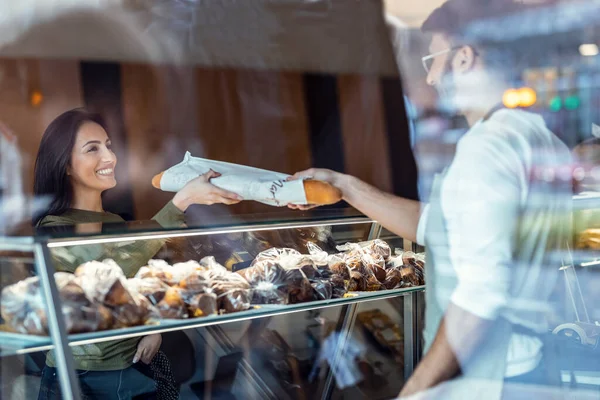 Знімок Веселого Продавця Дає Свіжий Хліб Усміхненій Жінці Кондитерському Магазині — стокове фото