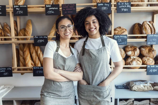 Portrait Deux Femmes Propriétaires Vendant Pâtisserie Fraîche Des Pains Dans — Photo